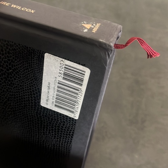 Alexander McQueen table book edited by Claire Wilcox - Picture 8 of 9